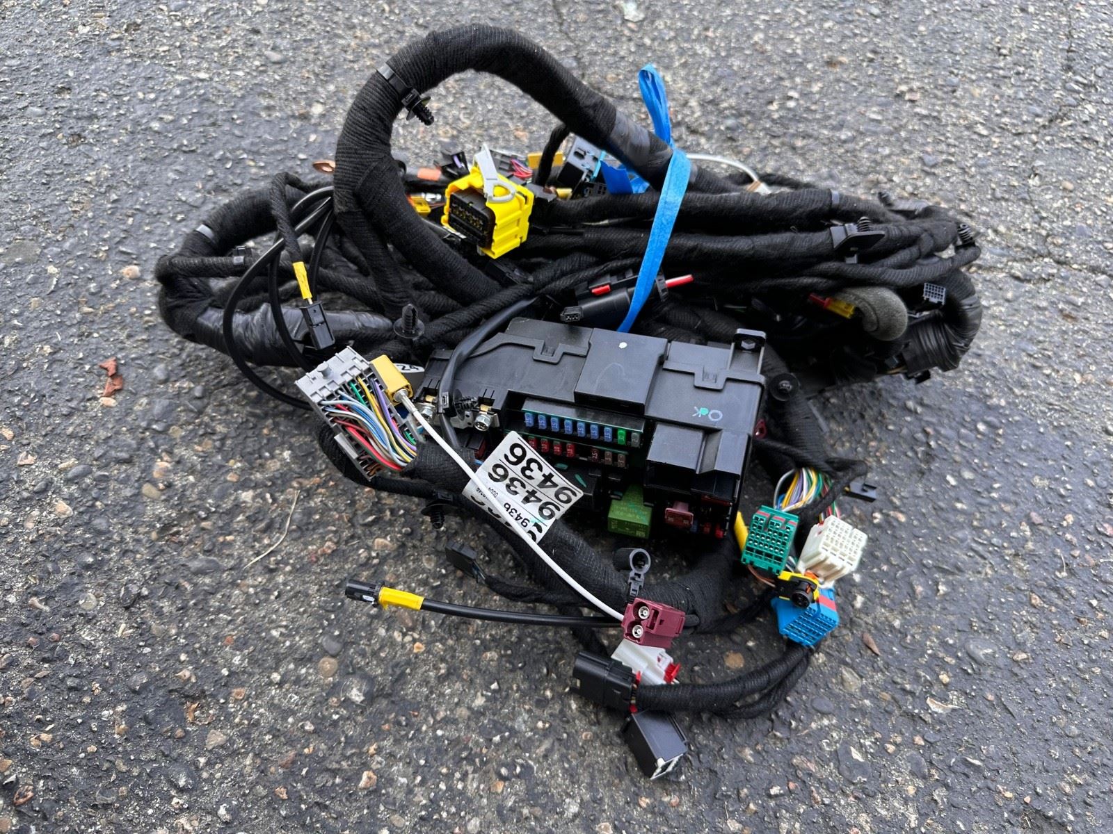 OEM | Wire Harness Electrical Fuse Relay fits 2016 - 2018 Encore 42389436