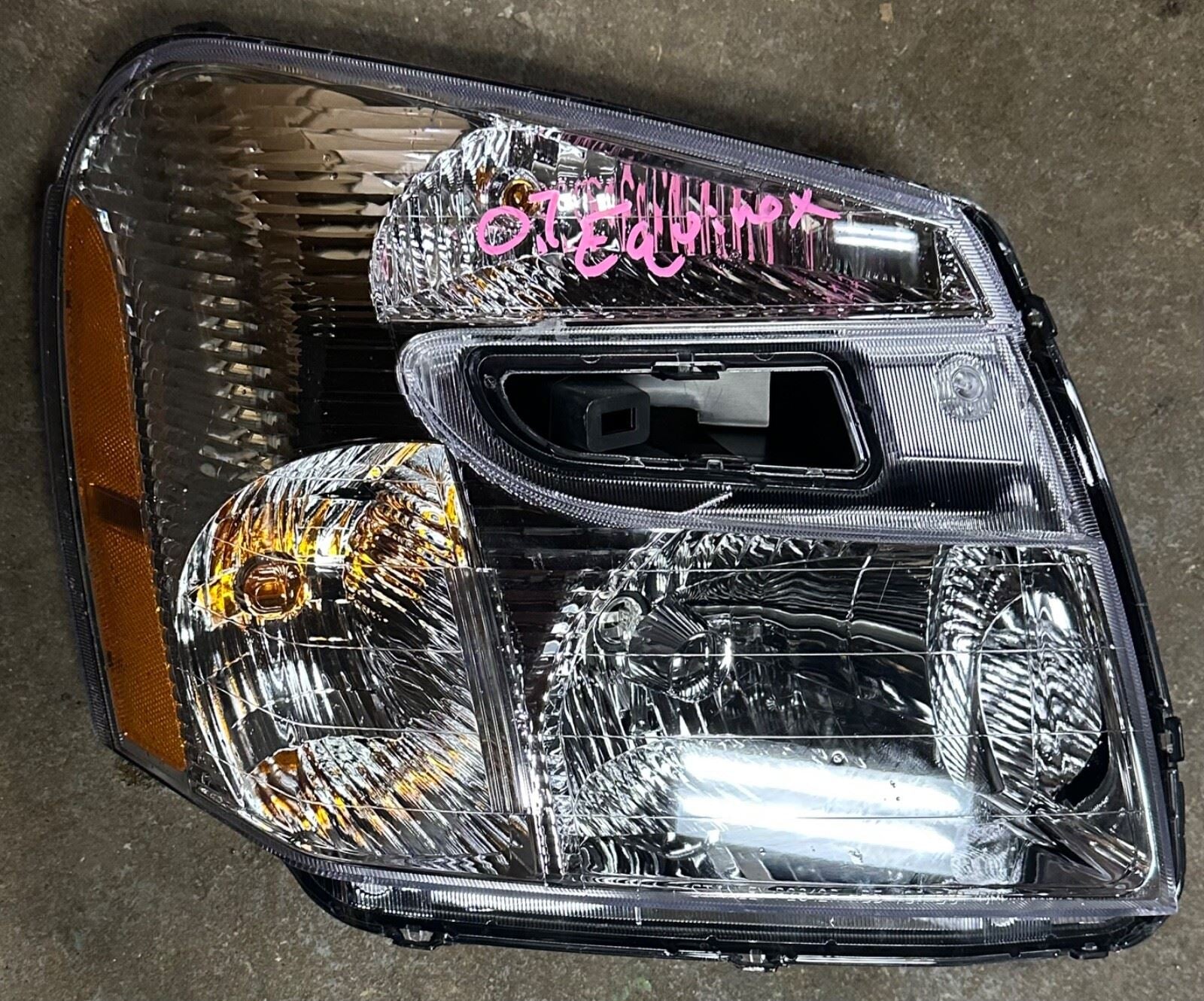 2005-09 Chevrolet Equinox Passenger Right Headlight OEM Clear Lens