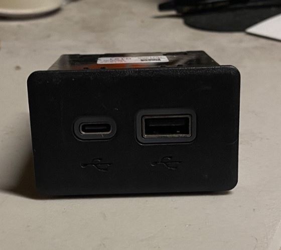 OEM | USB Port Fits 2023 Sierra 1500 GM 13550121