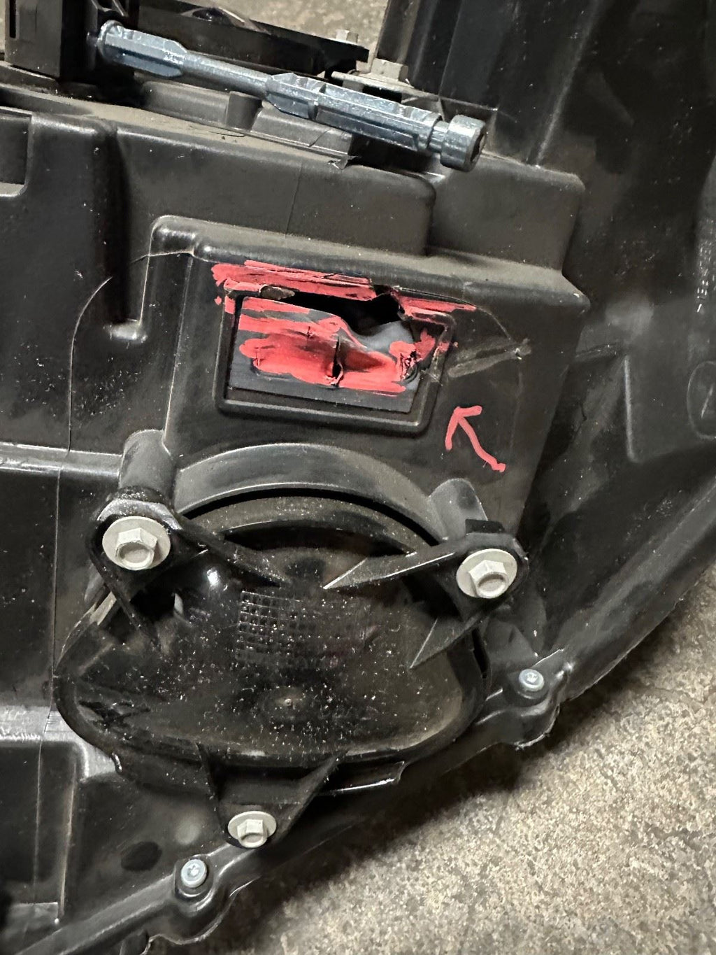 OEM | Headlight Assembly Passenger fits 08-14 CTS  19433120 Broken Tab