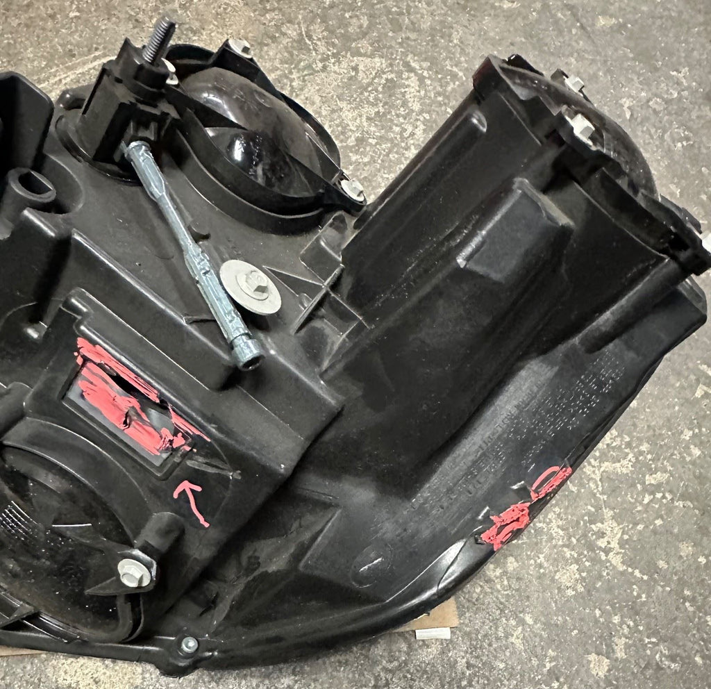 OEM | Headlight Assembly Passenger fits 08-14 CTS  19433120 Broken Tab