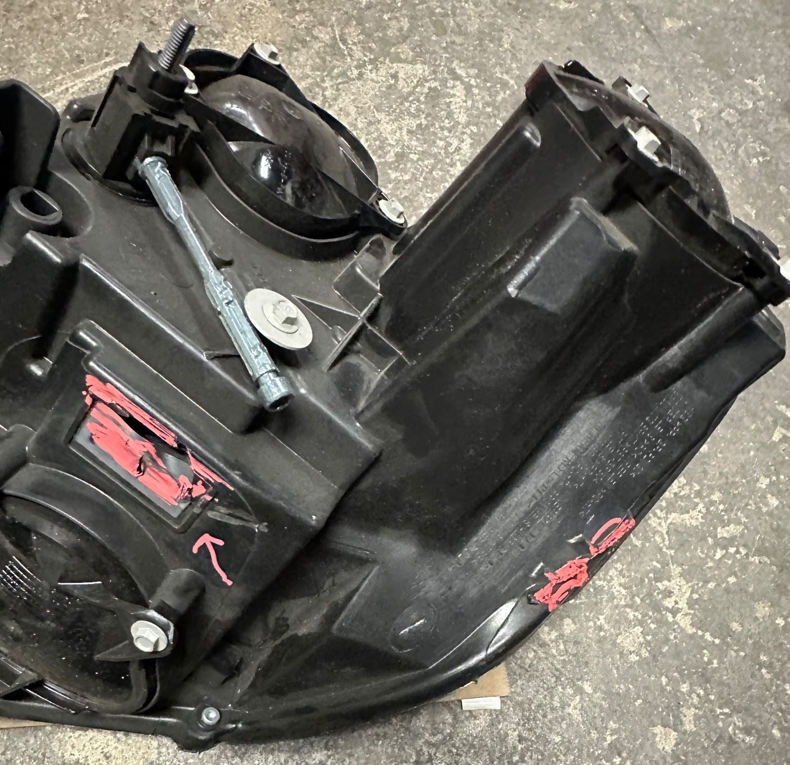 OEM | Headlight Assembly Passenger fits 08-14 CTS  19433120 Broken Tab
