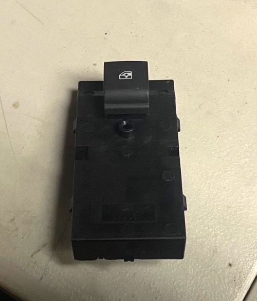 OEM | Passenger Side Power Window Switch fits 2015-2019 Trax GM 95188248