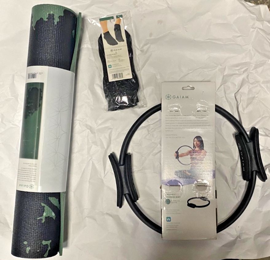 Gaiam Yoga Pilates Bundle 6mm Extra Thick Mat Magic Circle Ring Grippy Fit Socks