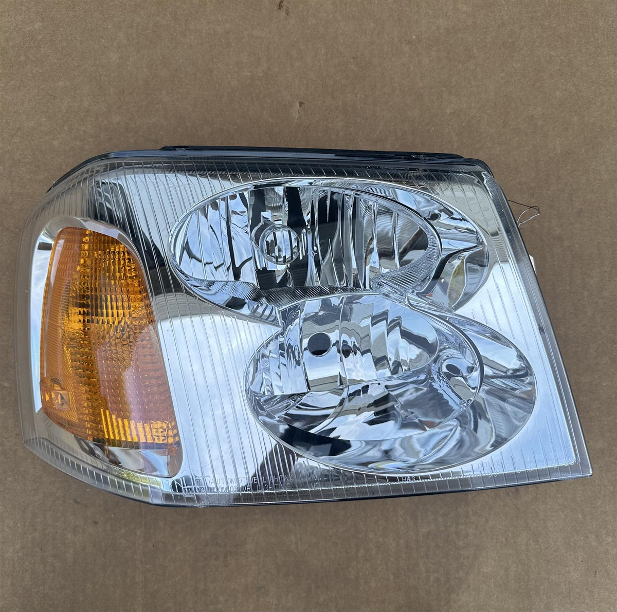 GM 15866070 Right Headlamp for GMC Envoy XL XUV 2002-2009