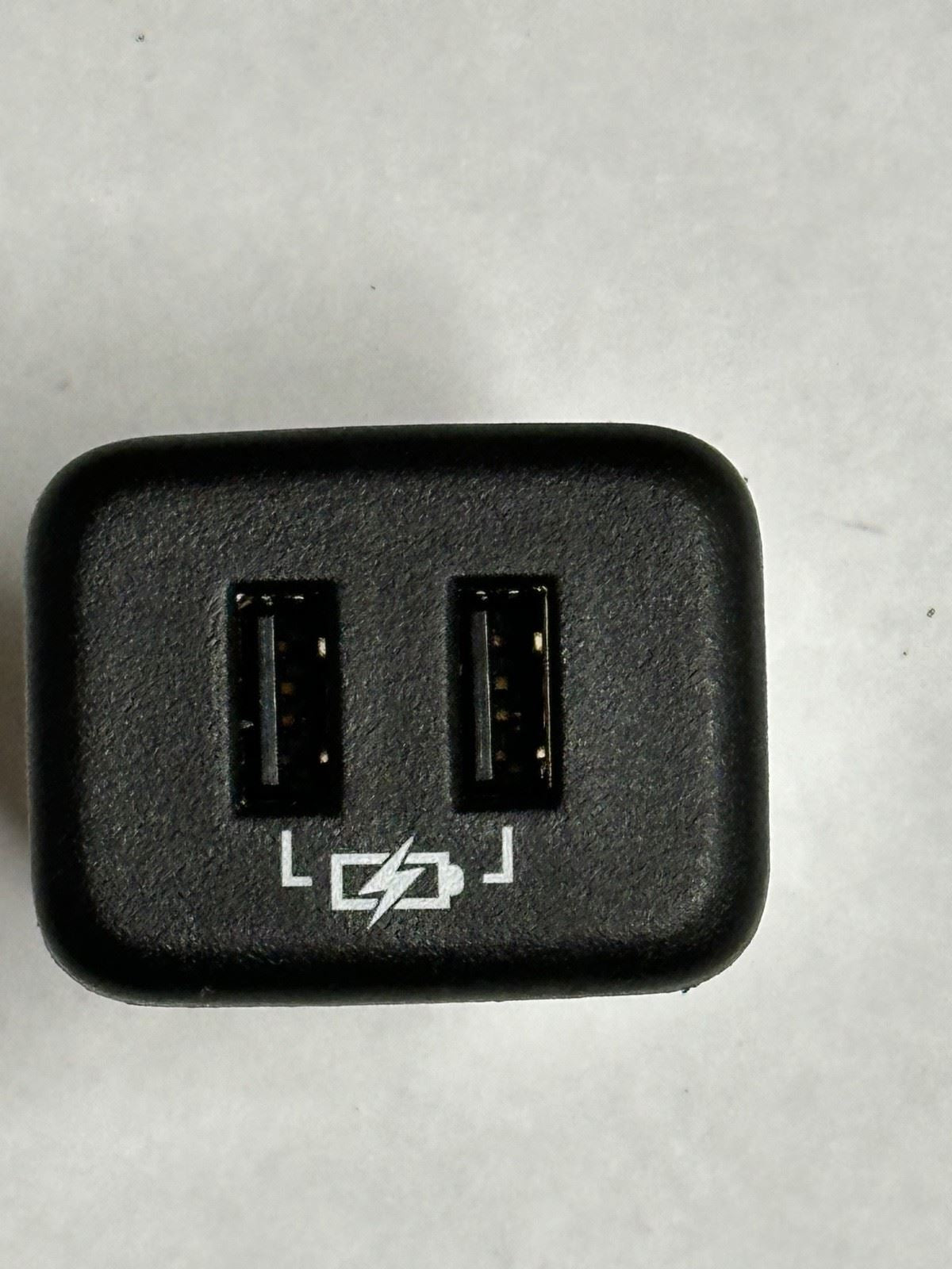GM 13598459 Dual USB Interface Port | 2014-2025 Chevy Equinox Malibu GMC Acadia
