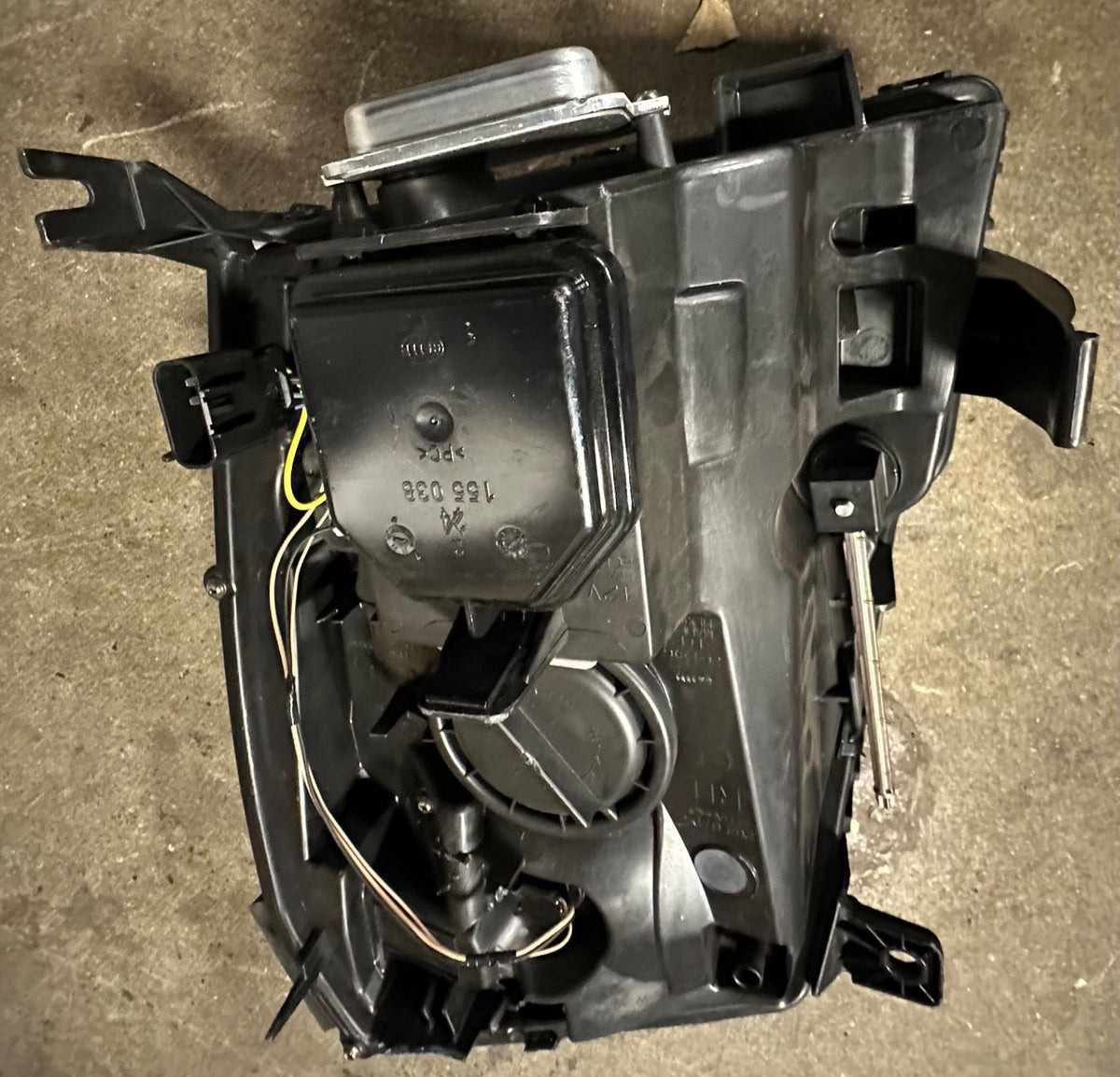 OEM | Headlight Assembly Passenger fits 07-09 Yukon Escalade 25897649