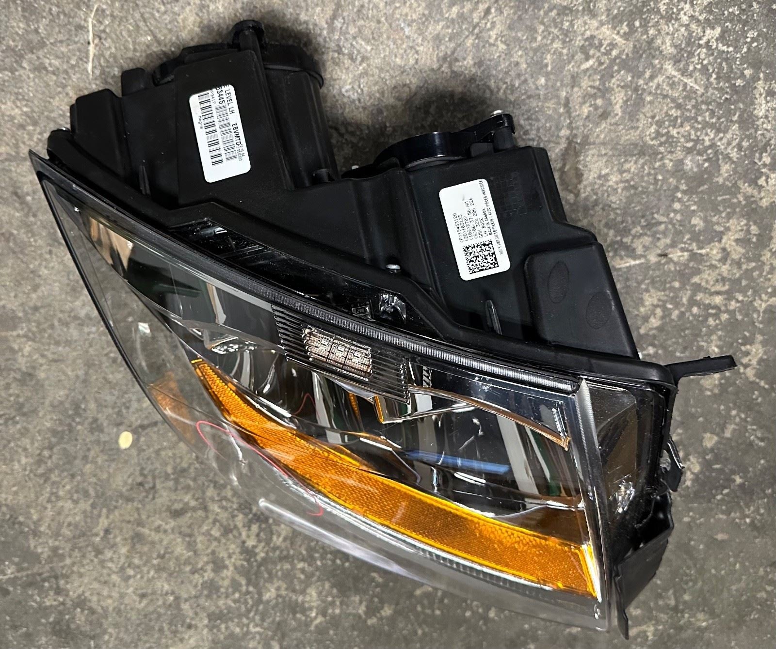 OEM | Headlight Assembly Passenger fits 08-14 CTS  19433120 Broken Tab