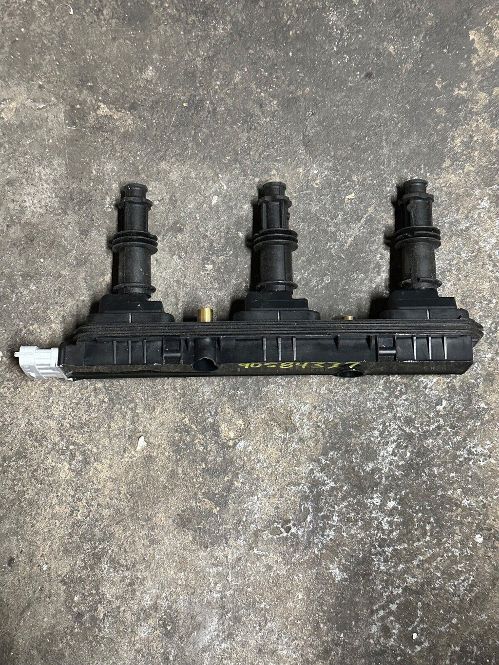 Ignition Coil GM Genuine Parts 90584337 1999 - 2005 GM 3.0L