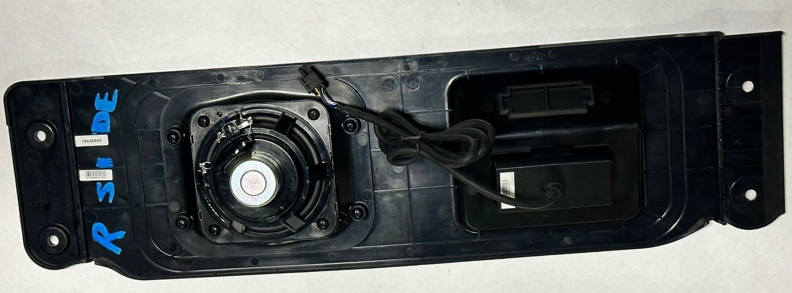 GM 19435808 Tailgate Bluetooth Audio System by Kicker Right Speaker Only