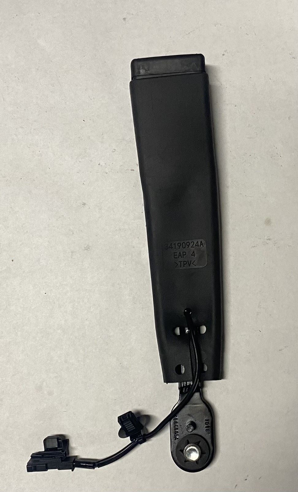 Genuine OEM GM Chevrolet Volt Front Driver Side Seat Belt Buckle Black 23345069