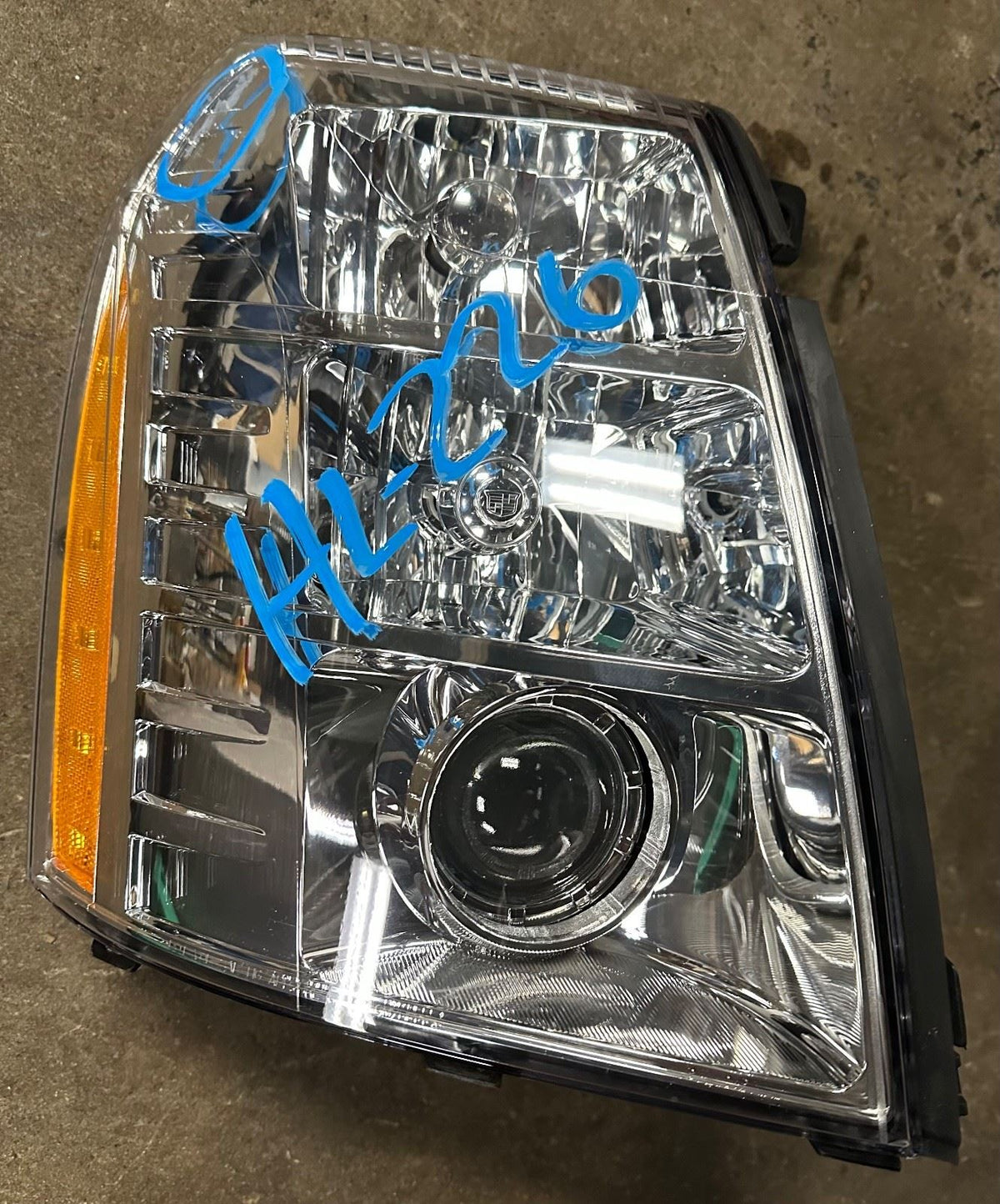 OEM | Headlight Assembly Passenger fits 07-09 Yukon Escalade 25897649