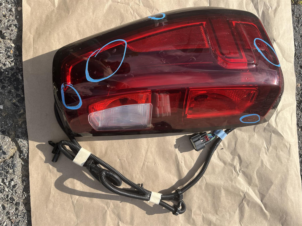 GM Driver Side Tail Light Assembly 85727853 GMC Sierra 2500 3500 HD OEM