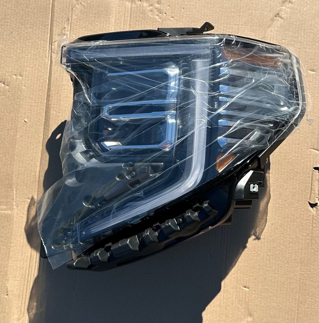 GM Front Headlamp Assembly 85064856 Driver Side - 1 Broken Tab - New/Other