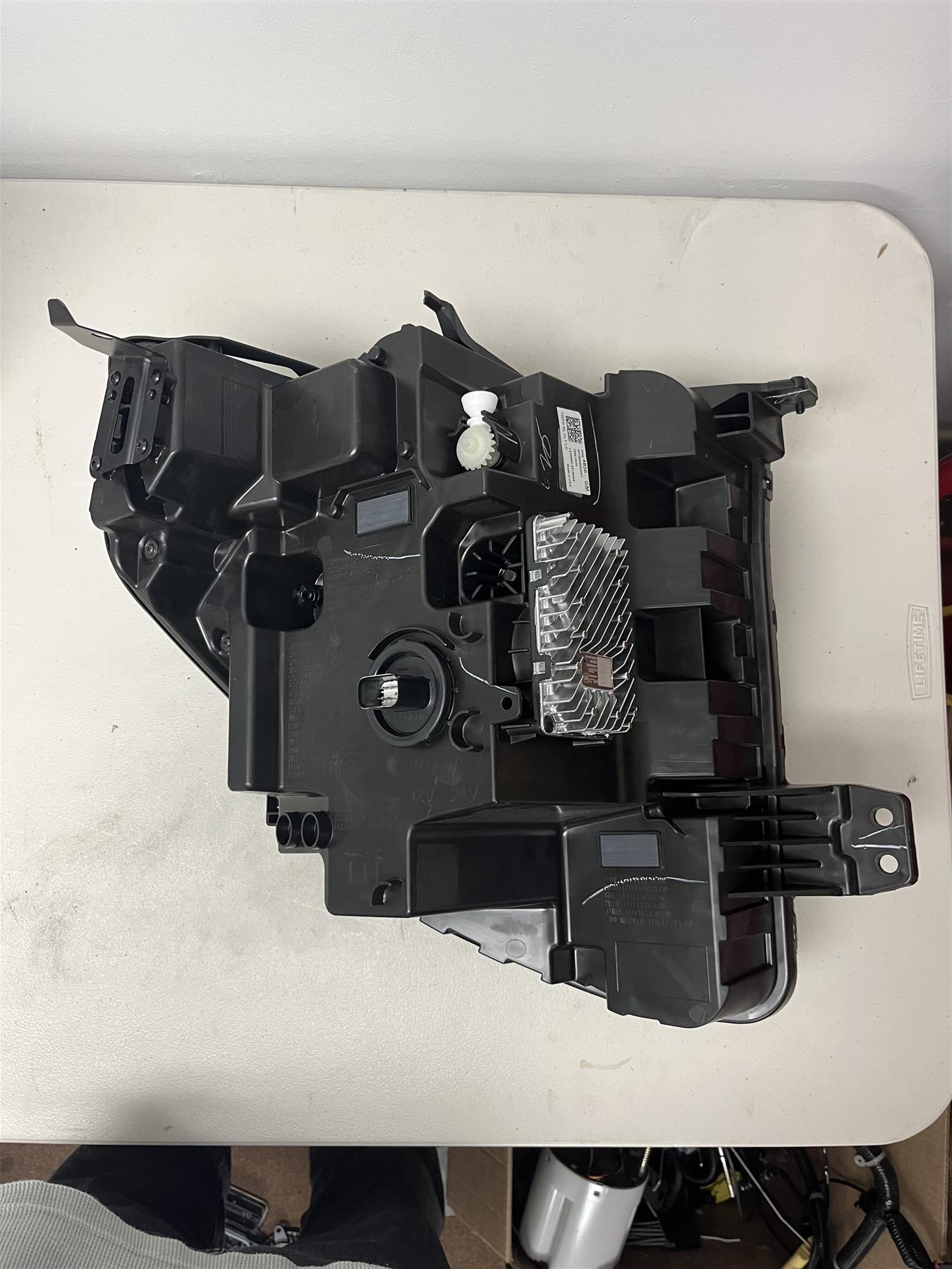 Genuine OEM 22-26 Headlight For Sierra 1 Scratch 1 Brk Tab | 85064856 GM