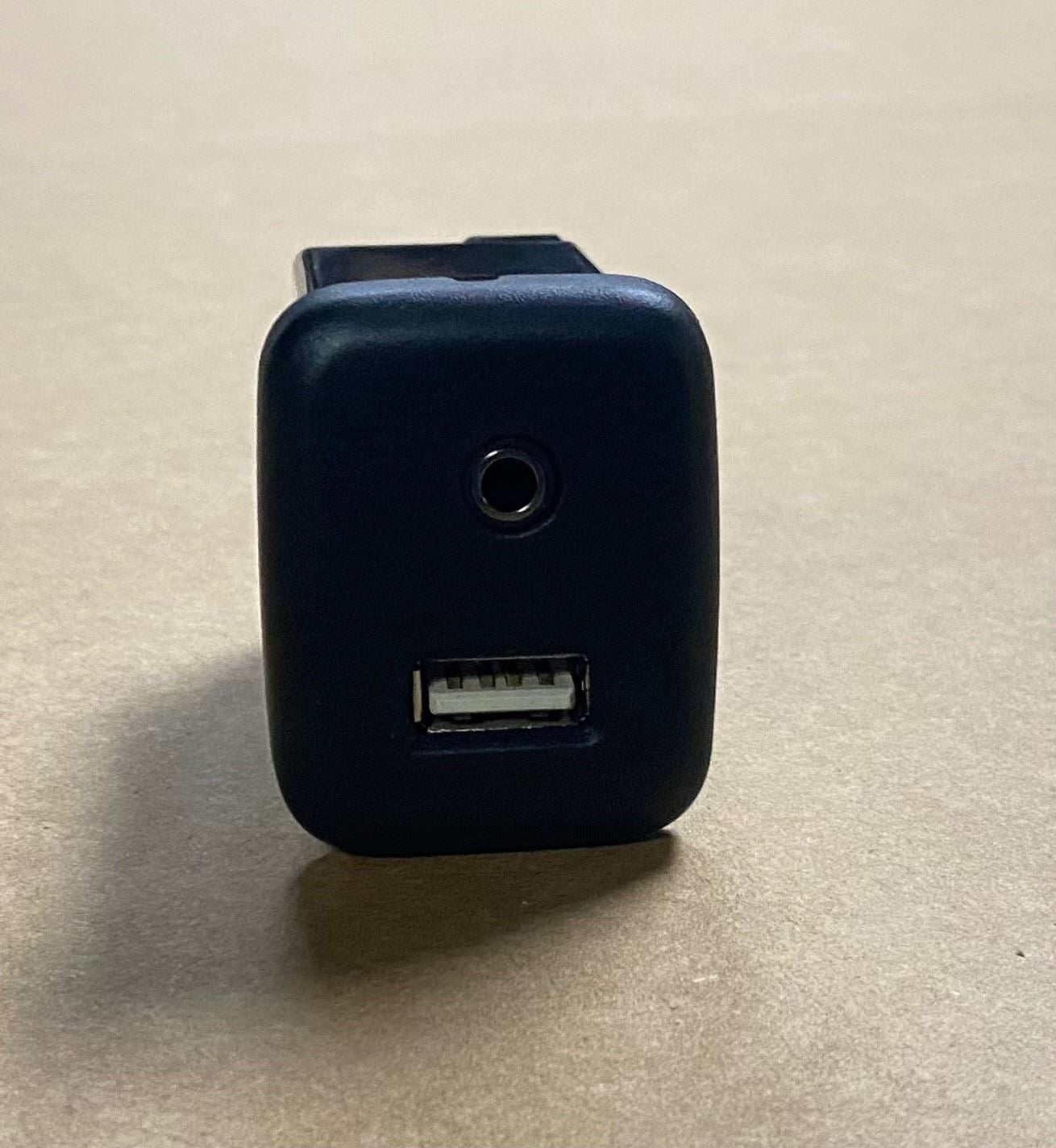 OEM | Multimedia Receptacle fits 2015-2019 Colorado GM 13511096