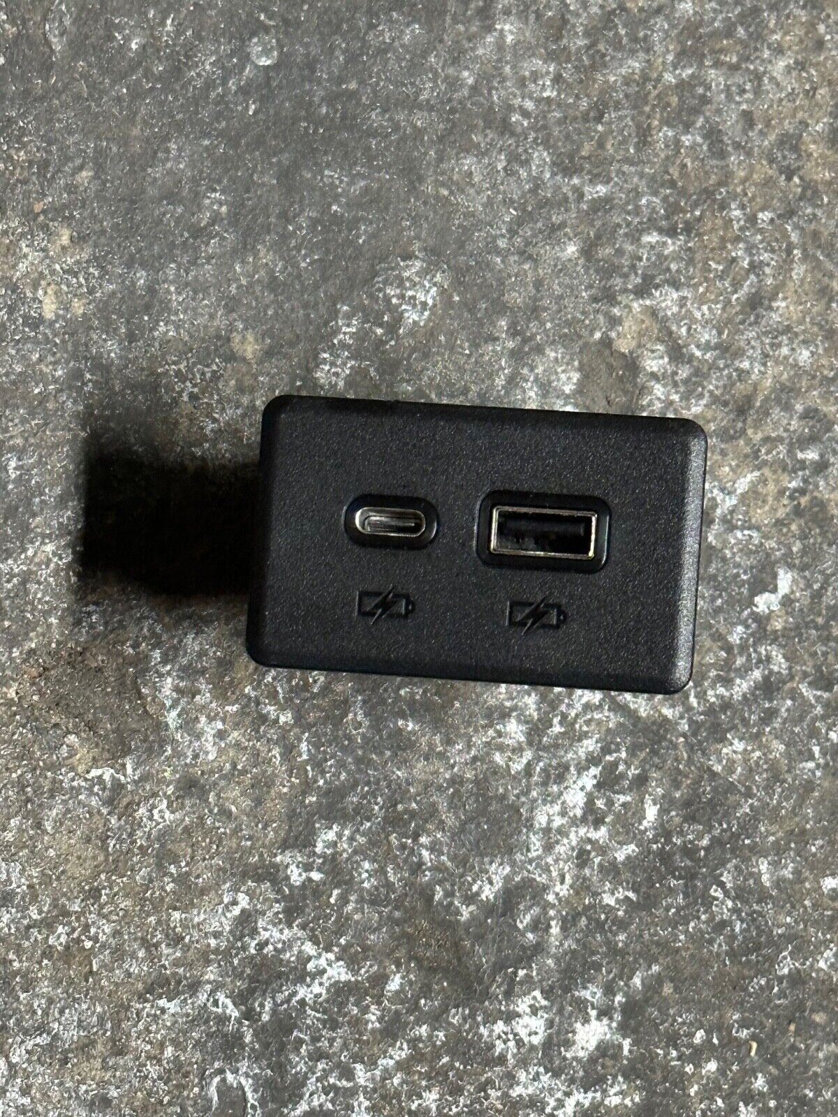 USB, USBC Port Black Dual Charge Receptacle 2019 Silverado Sierra 1500 2500 3500