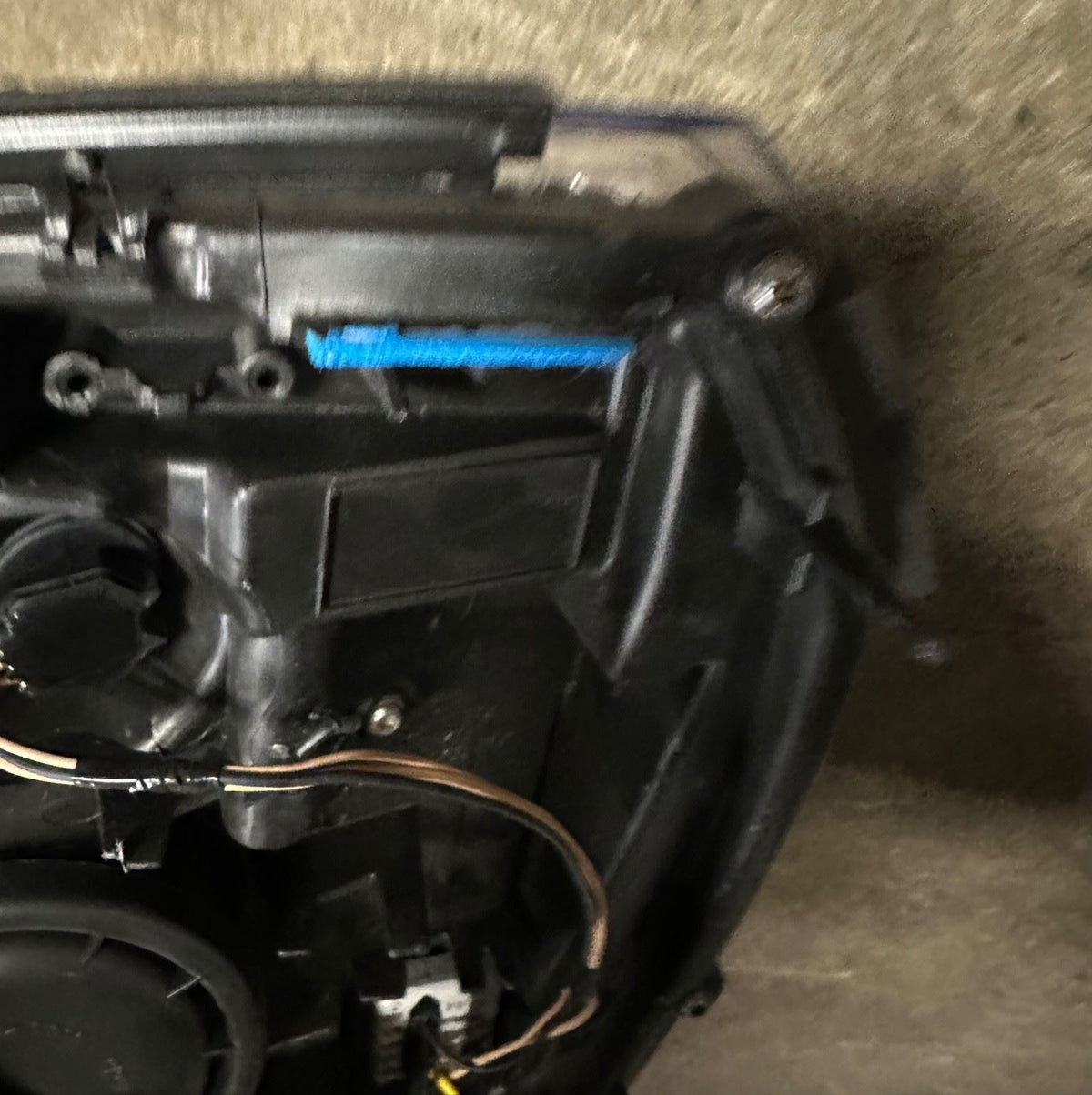 OEM | Headlight Assembly Passenger fits 07-09 Yukon Escalade 25897649