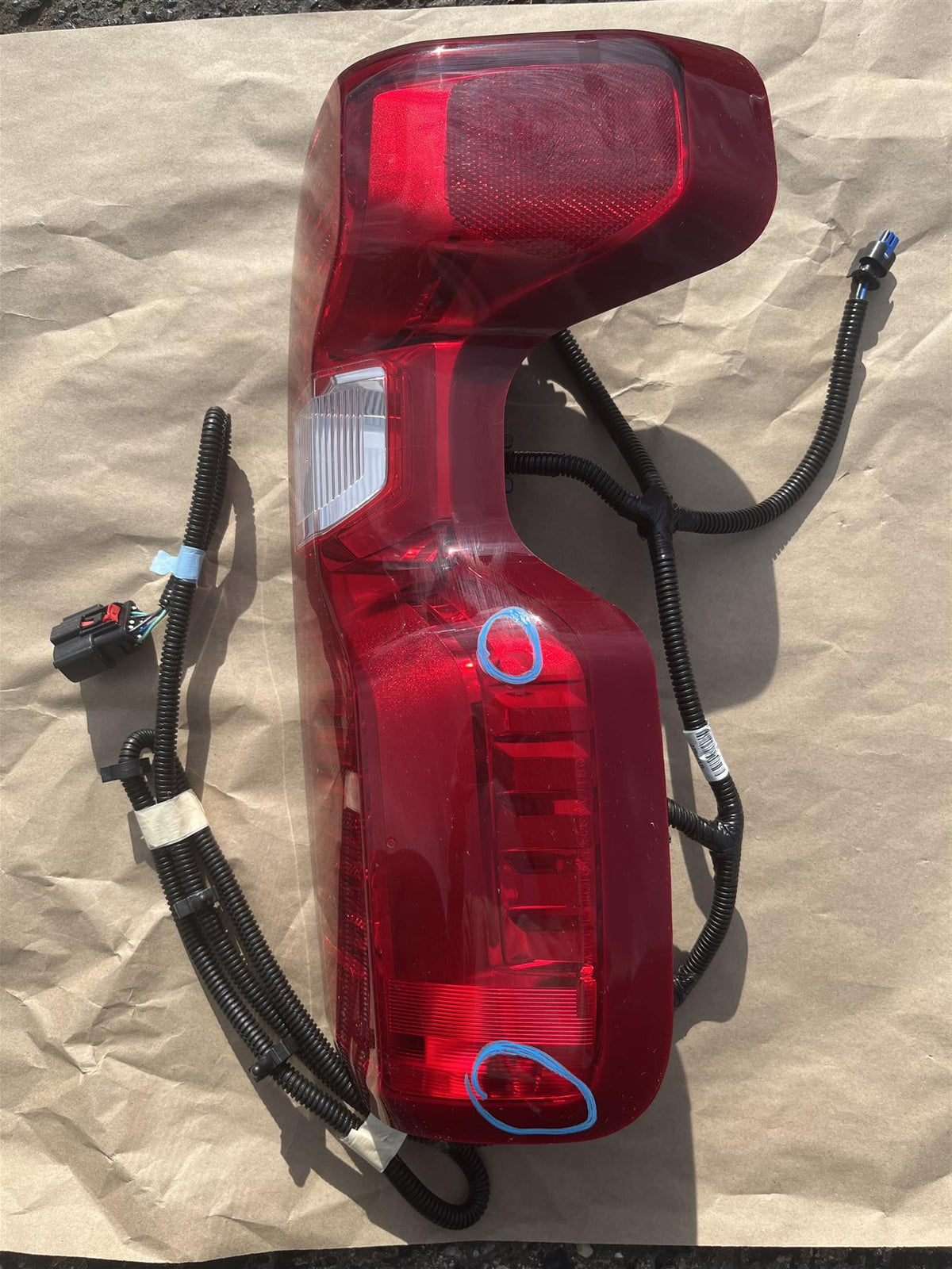Genuine GM 86508777 Right Passenger Side Tail Lamp Assembly for Silverado