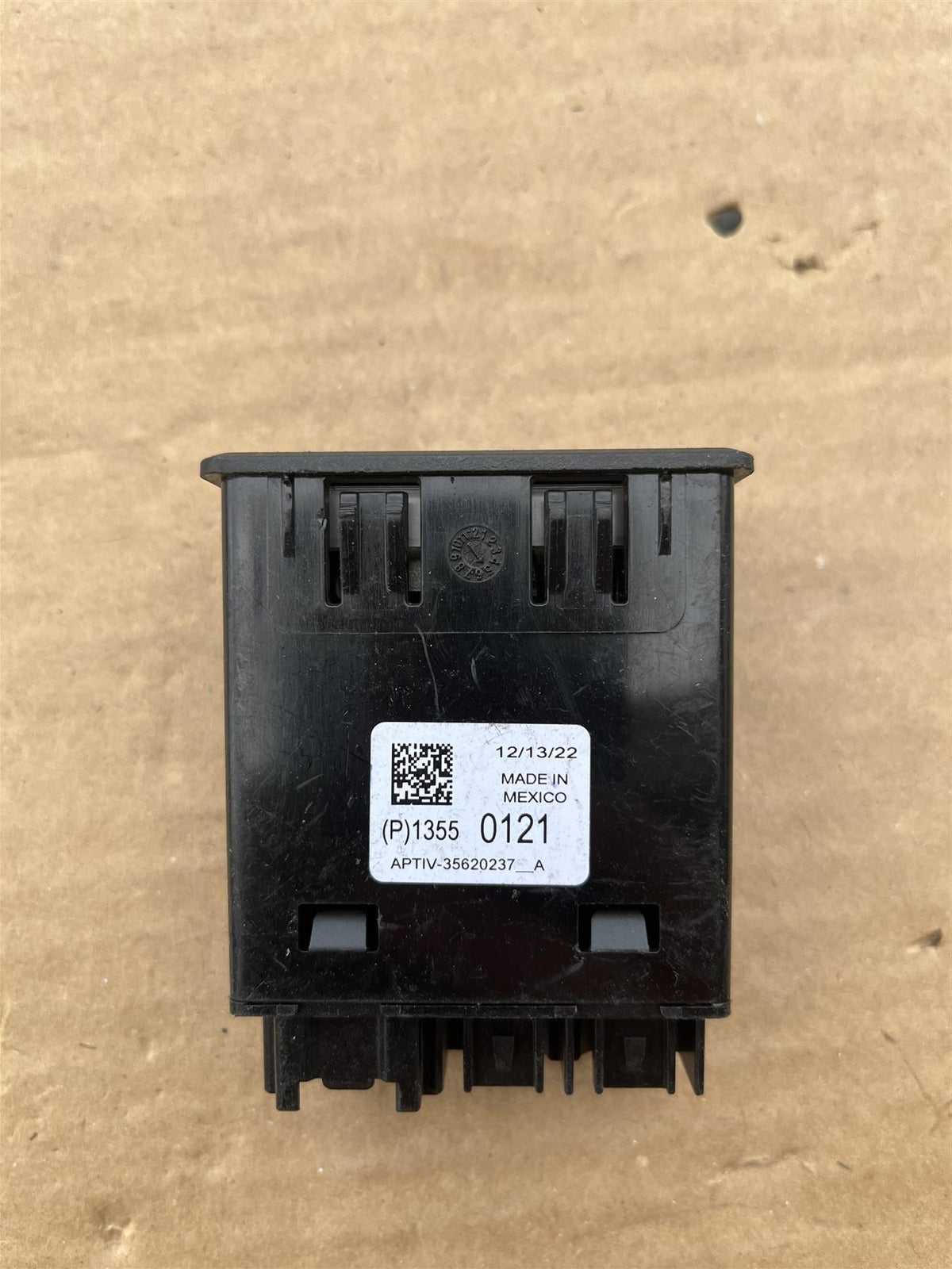 Genuine GM 13556336 Jet Black Dual USB Port Replaces 13550121