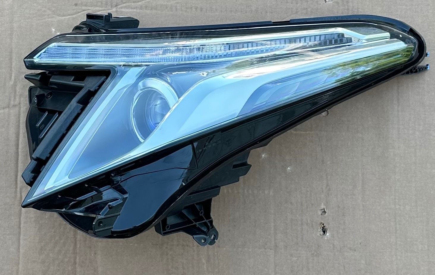 OEM Cadillac XT5 Passenger Side LED Headlight Assembly 2017-2020 | 84826666