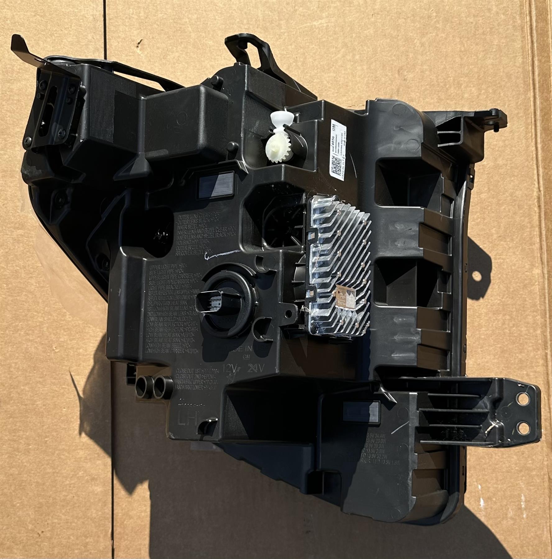 New Genuine GM Left Driver Headlamp Assembly 85064856 GMC Sierra 1500 OEM