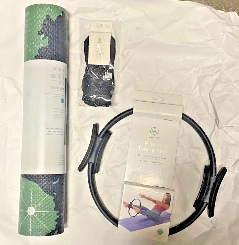 Gaiam Yoga Pilates Bundle 6mm Extra Thick Mat Magic Circle Ring Grippy Fit Socks