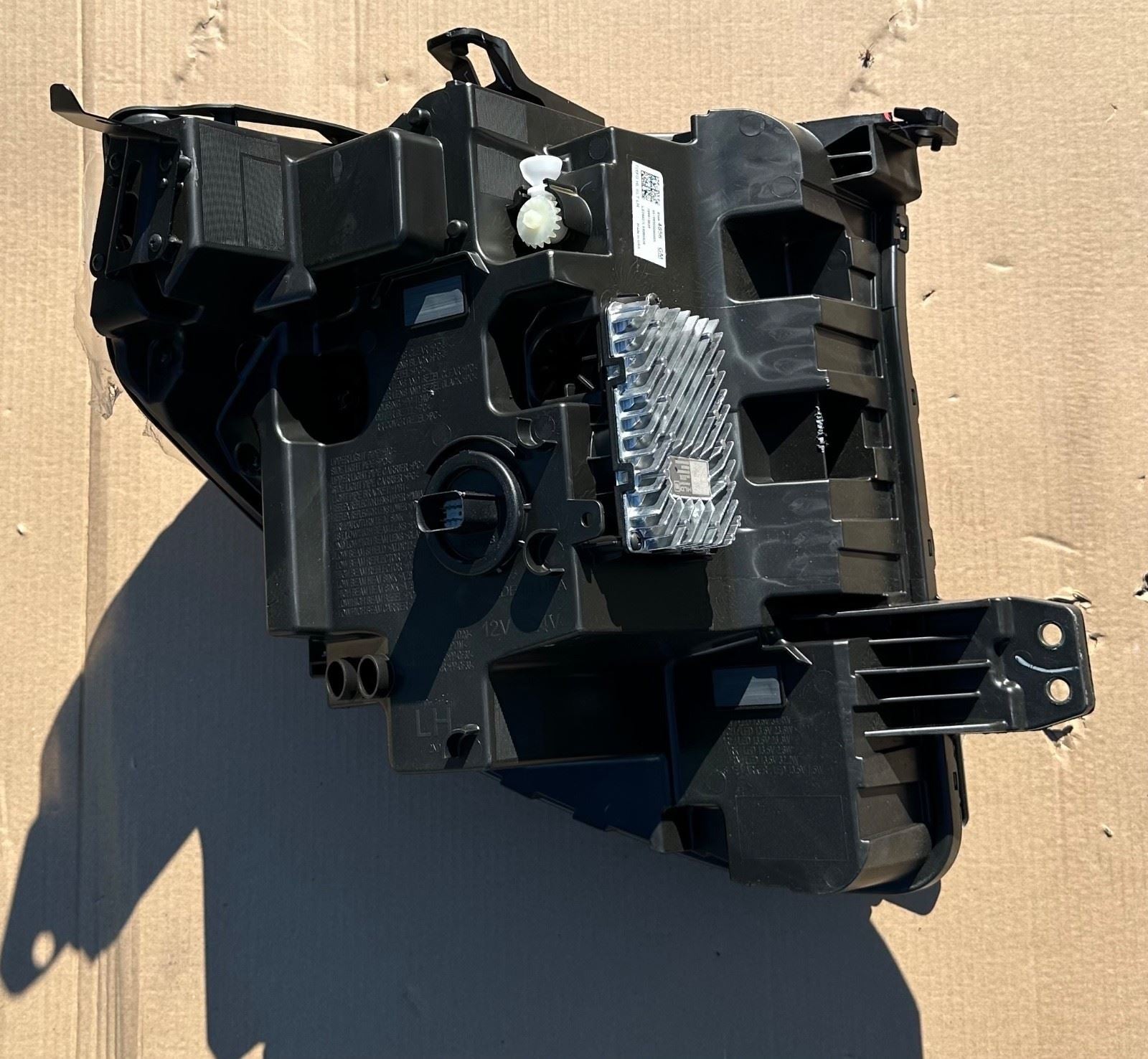 GM Front Headlamp Assembly 85064856 Driver Side - 1 Broken Tab - New/Other