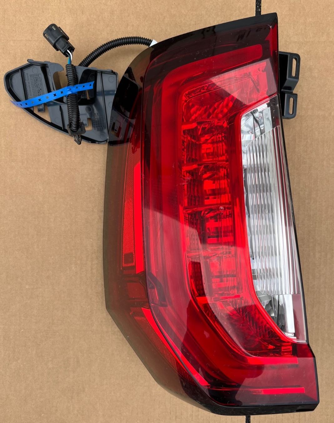OEM | Taillight Assembly Passenger Side Fits 2021-2024 Yukon GM 85618754